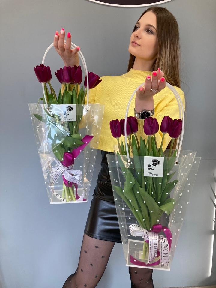 Сколько тюльпанов подарить девушке. Тюльпаны подарок девушке. Пиджак тюльпан. Дарит тюльпаны. Оригинально подарить тюльпаны.